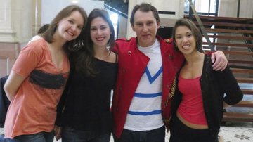Aplaudido pela amada, Lissandra Mello, e as filhas Clarissa Mayoral e Paula Goulart, o ator Paulo Goulart Filho encena misto de peça e recital em São Paulo. - -