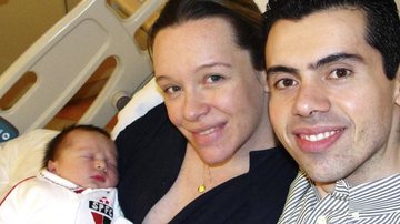 O casal Letícia e Daher Chade, urologista, celebra a chegada do filho, Nicolas, em SP, e prova que o bebê já tem time de coração, o São Paulo. - -