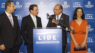 Maciel, o anfitrião e o governador Alckmin, com Lu Alckmin, que abrem a “casa” para a premiação. - Samuel Chaves
