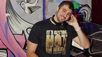 Renato Albieri, o DJ DirtyClean, pilota as picapes da festa de fim de ano da agência de publicidade G2 Brasil, no moderno D4 Boteco Galeria, em São Paulo. - -