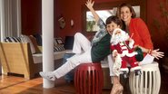 Nívea e Miguel se divertem em meio à decoração da sala de sua casa, no Recreio, Rio, onde a atriz mora há 12 anos. - Fabrizia Granatieri
