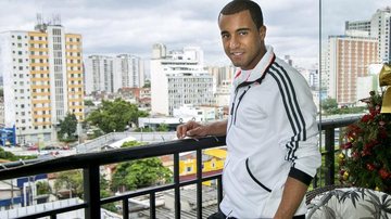 Na sacada do apartamento na zona oeste da capital paulista, Lucas aprecia a cidade. - Caio Guimarães