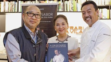 O produtor Jo Takahashi e a empresária Chieko Aoki vão ao lançamento do livro do chef Shin Koike, em São Paulo. - -