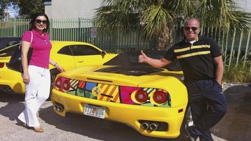O marchand Robson Britto, e a amada, Liz Britto, ambos radicados em São Paulo, visitam o irmão dele, o artista plástico pernambucano radicado em Miami, Flórida, Romero Britto, e se divertem com a Ferrari personalizada com os inconfundíveis traços e cores - -