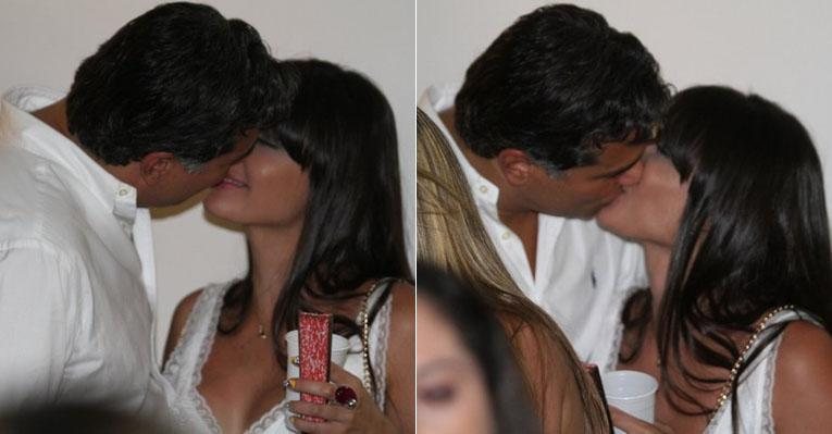 Maurício Mattar beija morena misteriosa em ensaio da Salgueiro - Anderson Borde/AgNews