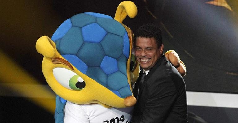 Ronaldo Nazário e Fuleco, mascote da Copa do Mundo de 2014 - Reuters
