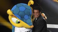 Ronaldo Nazário e Fuleco, mascote da Copa do Mundo de 2014 - Reuters