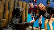 Sabrina Sato se diverte com leão marinho no parque Sea World - Divulgação