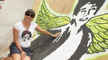 Cissa Guimarães ao lado de pintura com o rosto do filho caçula, Rafael Mascarenhas, morto em 2010 - Gianne Carvalho
