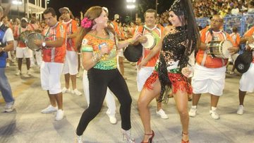 Susana Vieira mostra o samba no pé e desafia Carla Prata, rainha de bateria da Grande Rio - Angews