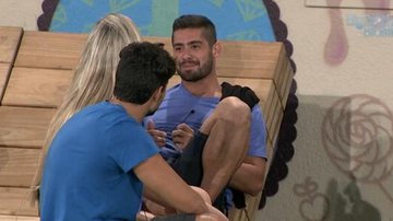 Yuri desperta curiosidade dos brothers ao falar sobre como fazer para namorar sob o edredom - Reprodução/TV Globo
