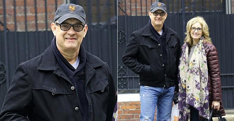 Simpático, ator Tom Hanks sorri para fotógrafos durante passeio por Nova York - Splash News splashnews.com