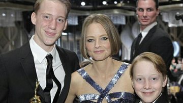 Jodie Foster e os filhos, Charles e Kit, no Globo de Ouro 2013 - Reprodução/ NBC