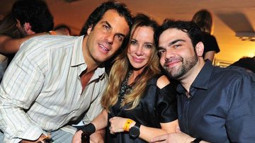 Alvaro Garnero e sua Cristiana Arcangeli conferem a festa de dois anos de casa sertaneja, em SP, com Rafael Setrak, um dos anfritriões. - -