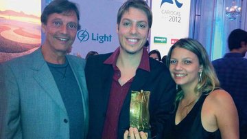 O ator Fábio Porchat aceita o troféu Carioca do Ano 2012 entre o pai, Fábio Porchat, e a irmã, a bela Alice Porchat. - -
