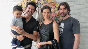 Carlos Sanseverino recebe em sua casa, em São Paulo, o casal Maria Fernanda Cândido e Petrit Spahija para festejar o primeiro ano de seu herdeiro, João Pedro, e os 41 anos de sua amada... - -