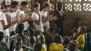 Meninos do One Direction visitam escola em Gana, na África, em prol de causa social - Reprodução / Twitter