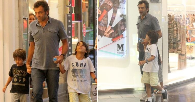 Domingos Montagner passeia com os filhos por shopping carioca - Daniel Delmiro / AgNews