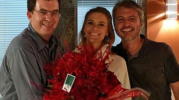 Carolina Dieckmann entre os diretores Marcos Schechtman e Fred Mayrink - Reprodução / TV Globo