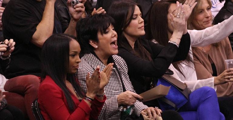Kris Jenner e Khloe Kardashian vibram em jogo de Lamar Odom - Splash News splashnews.com