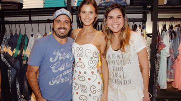 Tico Sahyoun recebe Renata Kuerten e Jessica Mazzonetto em lançamento de linha de camisetas da grife da qual é diretor criativo, SP. - -