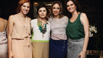 Clô Orozco, de branco, celebra parceria entre sua grife feminina com a marca de joias das sócias Andrea Filgueiras, Karina Almeida  e Viviane Ferreira, em SP. - -