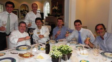 Fernando Burattini e Carlos Henrique Abatayguara, em pé, são recebidos pelo chef Laurent Suaudeau em seu restaurante para degustação com Carlos Sanseverino, José Alipio Ramalho, Fernando Campana e Fernando Delhomme. - -
