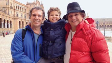 O banqueteiro Marcelo Sampaio, à dir., festeja 45 anos em tour pela Espanha com o companheiro, Eduardo Indig, e o filho, Manoel Eduardo. - -