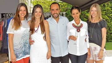 Sasha de Nigris abre a sua casa, em SP, para festejar um ano de sua e-boutique com as sócias Teca Toscano, Giovanna Vasone e Vitória Linhares, e o stylist Yan Acioli. - -