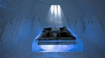 Para dormir nas camas de gelo, os hóspedes recebem sacos de dormir térmicos - Divulgação