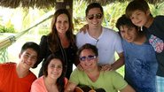 Renata Ceribelli com Pedro Leonardo e sua família - TV Globo/Divulgação
