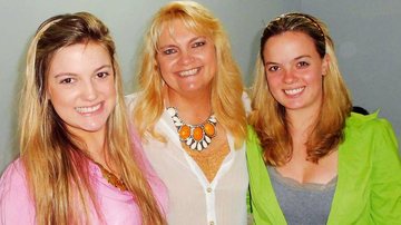 Nina Kuznetzow, ao centro, celebra seus 53 anos com as  filhas Raissa de Vita e Tatiana de Vita, com doações em prol de ONG de combate ao câncer, em São Caetano, ABC paulista. - -