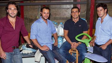 Em SP, Eduardo Duque, Mauricio Zambon, Rodrigo Felisoni e Gabriel Sala reúnem doações para as vítimas das enchentes no Rio. - -