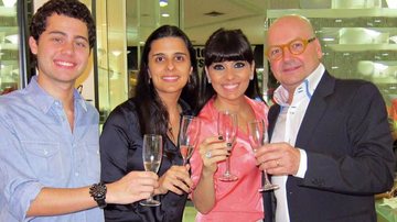 A empresária Aline Vieira (2 da esquerda para a dir.) brinda com o casal Deborah e Francisco Ventura e seu herdeiro, Felipe, o lançamento de corner em sua loja da grife de óculos da família, Fortaleza. - -