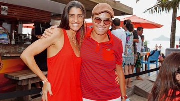 Maria Gadú e Cynthia Howlett festejam abertura de point de empresa de telefonia na praia da Barra da Tijuca, Rio. - -