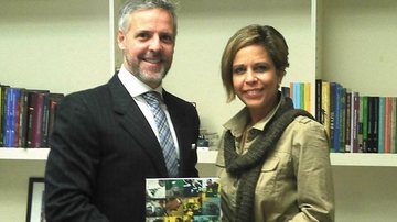 O conselheiro Paulo Uchoa, do Consulado-Geral do Brasil em NY, recebe o livro de Sheila Aragão de Andrada. - -