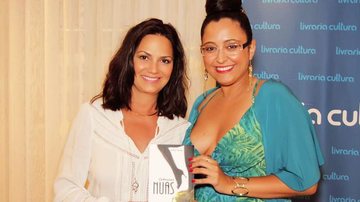 A elegante Luiza Brunet felicita a atriz e escritora Kátia Saules pelo lançamento de seu primeiro livro, no Rio. - -