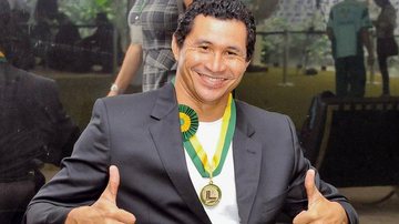 Em Brasília, o atleta paralímpico Clodoaldo Silva recebe láurea do Congresso. - -