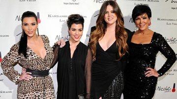 Kris Jenner e suas filhas, Kim, Kourtney e Klhoé - Getty Images