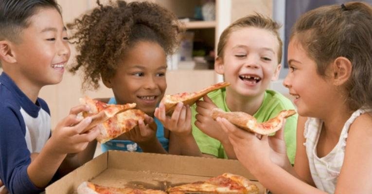Cuidado com alimentos gordurosos no verão. Pizza é permitida, mas com moderação - Shutterstock