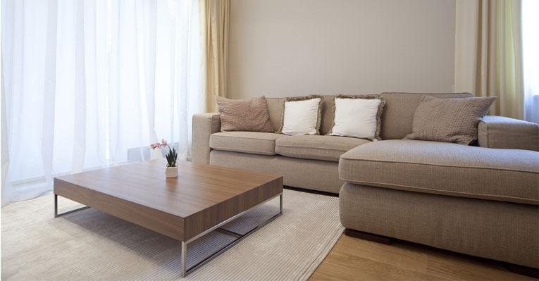 Saiba quais tecidos, cores e estilos de sofás podem trazer mais conforto para a sua casa - Shutterstock