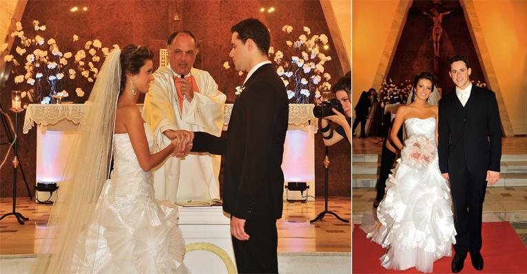 O padre Carlo Battistoni abençoa os noivos Gabriela Pauletti e Thiago Pereira. Felicidade dos recém-casados - Margarethe Abussamra