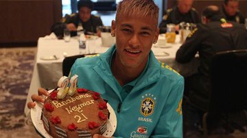 Neymar faz aniversário e ganha bolo na Seleção Brasileira - Mowa Press