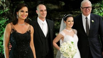 Em Brasília, Luiza e Lírio ladeiam os noivos Priscila e Spilios. - -
