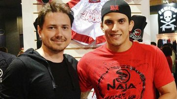 O estilista Samuel Pascarelli recebe o lutador de MMA Felipe Sertanejo em evento fashion da Universidade Metodista, no ABC paulista. - -
