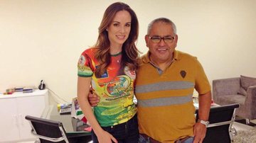 A atriz e apresentadora Ana Furtado visita o barracão da Grande Rio e saúda o presidente de honra da escola carioca, Jayder Soares. - -