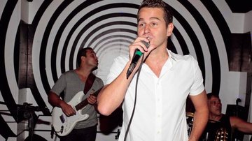 Em bar de Salvador, o cantor e produtor musical Afonso Nigro faz show. - -