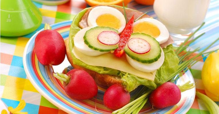Saiba como trocar os alimentos não saudáveis pelos saudáveis no prato dos seus filhos! - Shutterstock