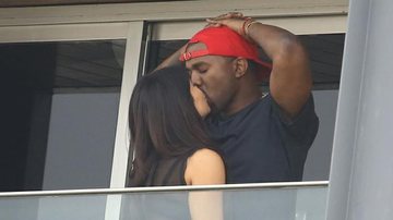 Kim e Kanye se beijam em varanda de hotel, no Rio - Gabriel Reis e Delson Silva /AgNews