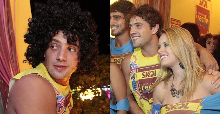 Rafael Cardoso curte o carnaval do Recife com a namorada e amigos - Divulgação